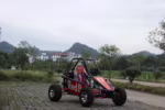Kart off-road vermelho com gaiola de proteção em pavimento de tijolos.