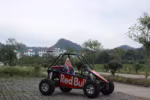 Kart off-road com a marca Red Bull em caminho de paralelepípedos