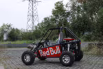 Kart off-road com a marca Red Bull estacionado ao ar livre
