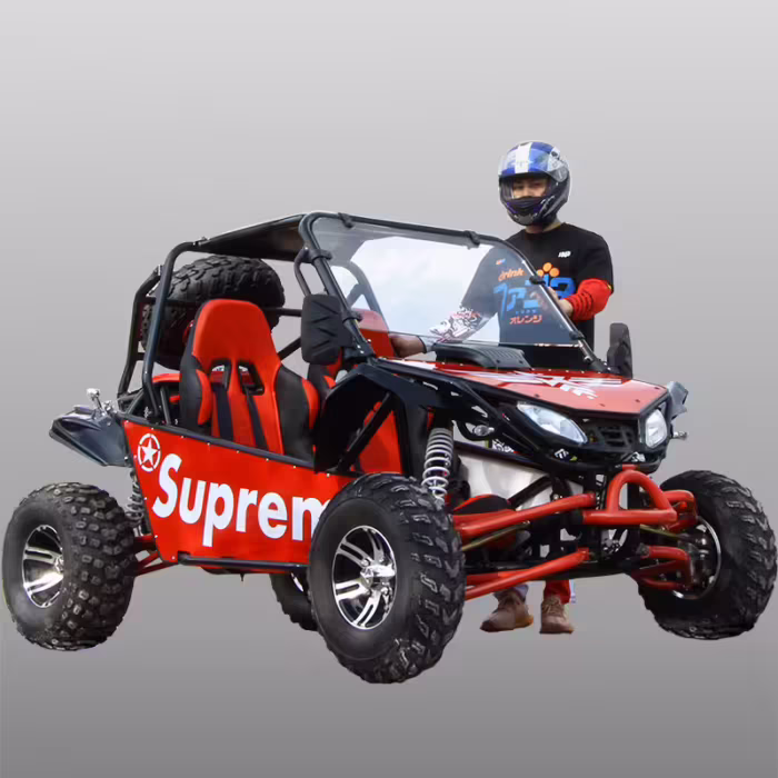 Buggy todoterreno rojo con conductor con casco.