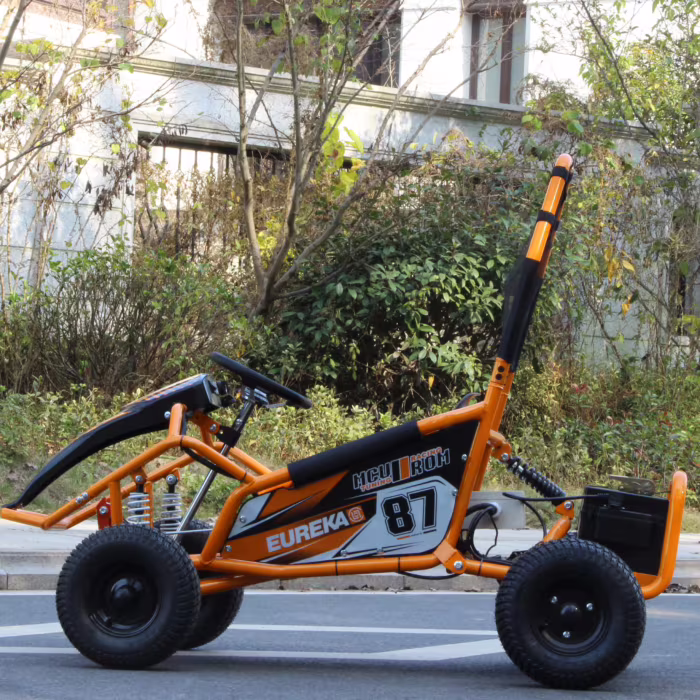 Kart eléctrico naranja con el número 87