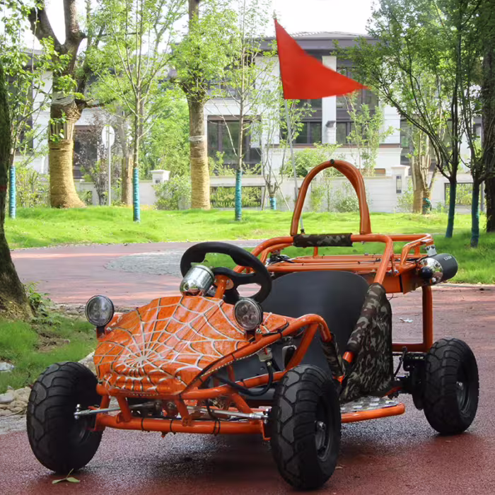 Kart todoterreno naranja con estampado de telaraña.