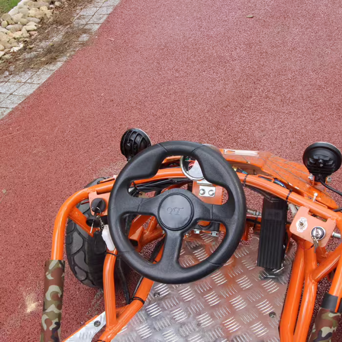 Vista del volante y el tablero del kart naranja