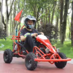 Kart off-road vermelho com piloto usando capacete