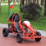 Kart off-road vermelho com assento preto e bandeira de segurança.