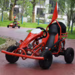 Kart off-road vermelho com assento preto e gaiola de proteção.