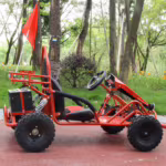 Kart off-road vermelho com bandeira de segurança e pneus grandes.