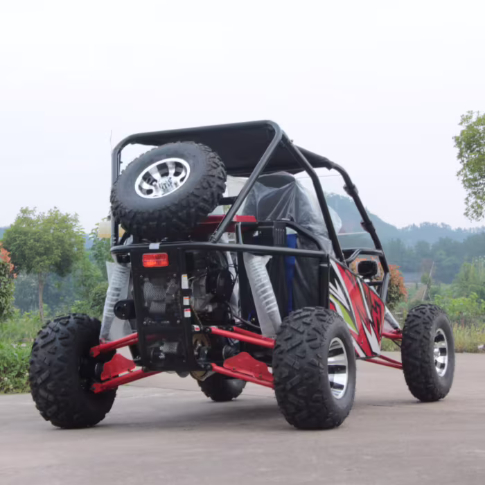 Vista trasera de un buggy todoterreno con rueda de repuesto.