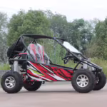 Buggy off-road vermelho e preto com gaiola de proteção.