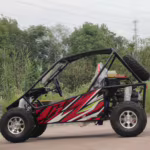 Buggy off-road com grafismos em vermelho e preto.
