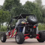 Kart todo-terreno com gaiola de proteção e pneu sobressalente.