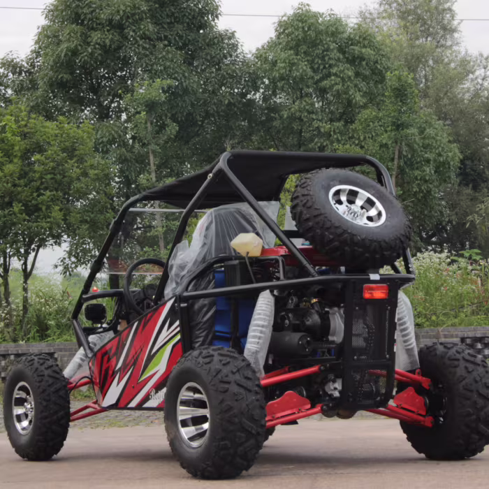 Kart todoterreno con jaula antivuelco y rueda de repuesto.