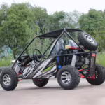 Buggy off-road com gaiola de proteção e pneu sobressalente.