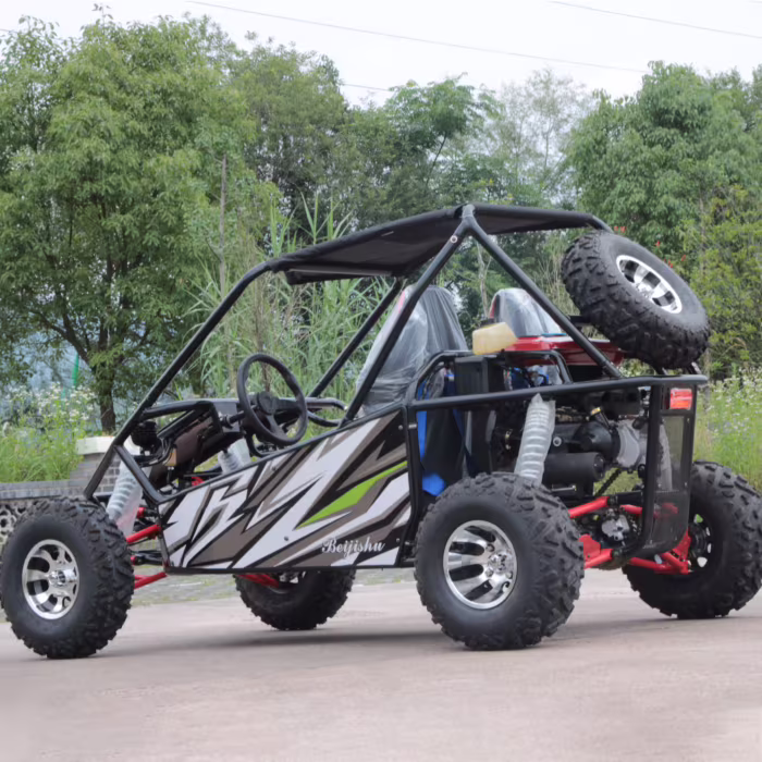 Buggy todoterreno con jaula antivuelco y rueda de repuesto.