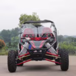 Vista frontal de um buggy off-road vermelho e preto.