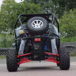 Vista traseira de um buggy off-road com pneu sobressalente.