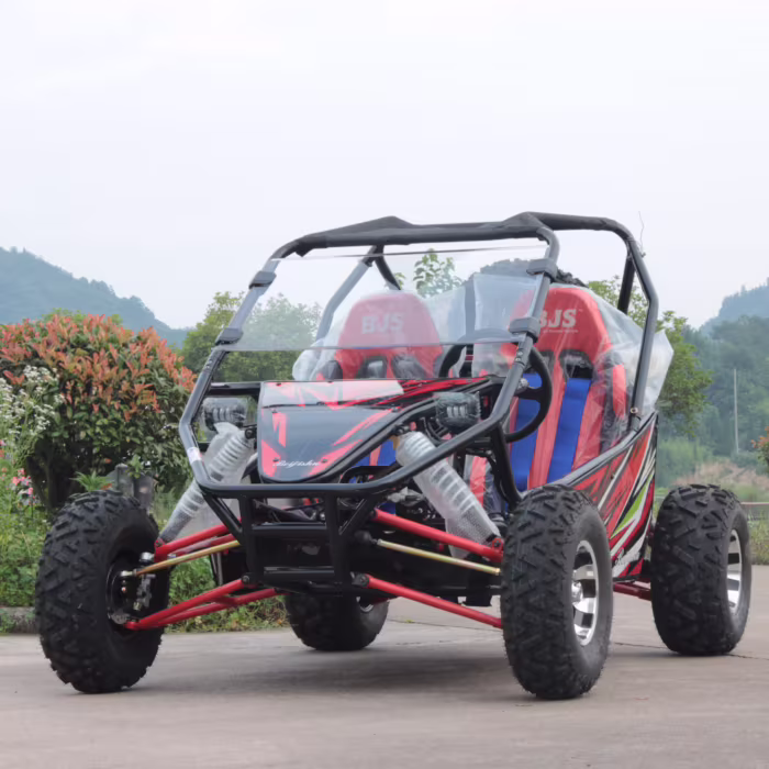 Buggy todoterreno con jaula antivuelco y neumáticos grandes.