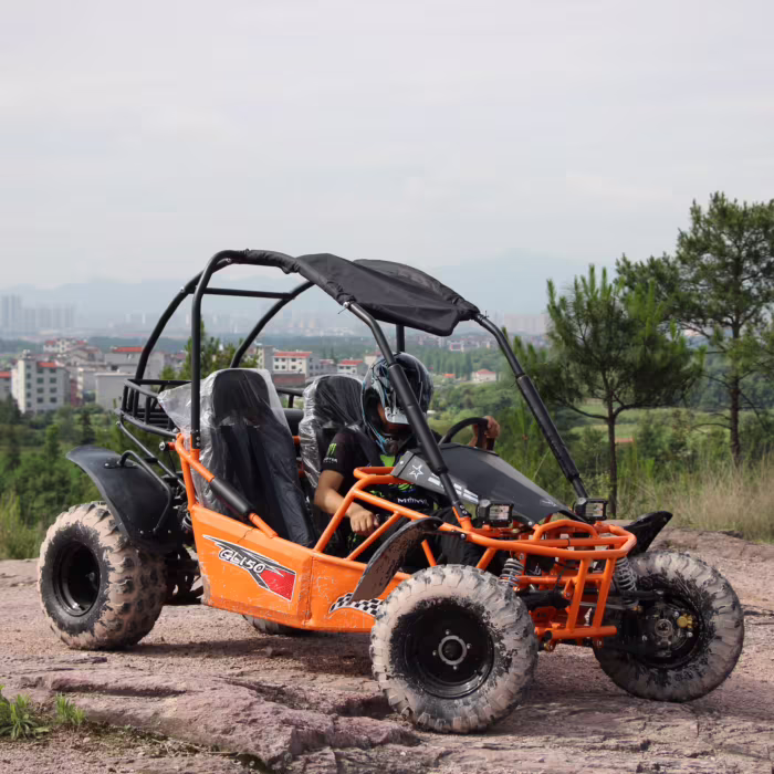 Kart todoterreno naranja con conductor en terreno rocoso