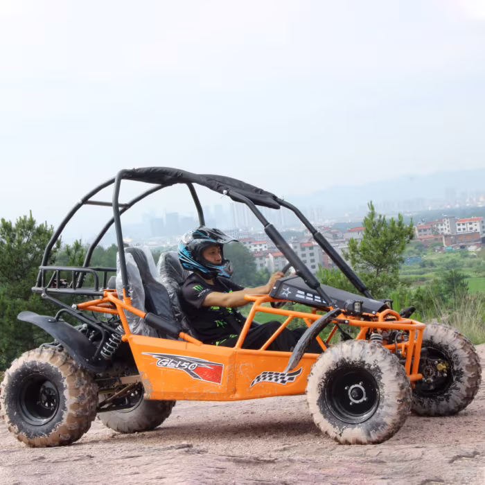 Buggy todoterreno naranja con conductor con casco.