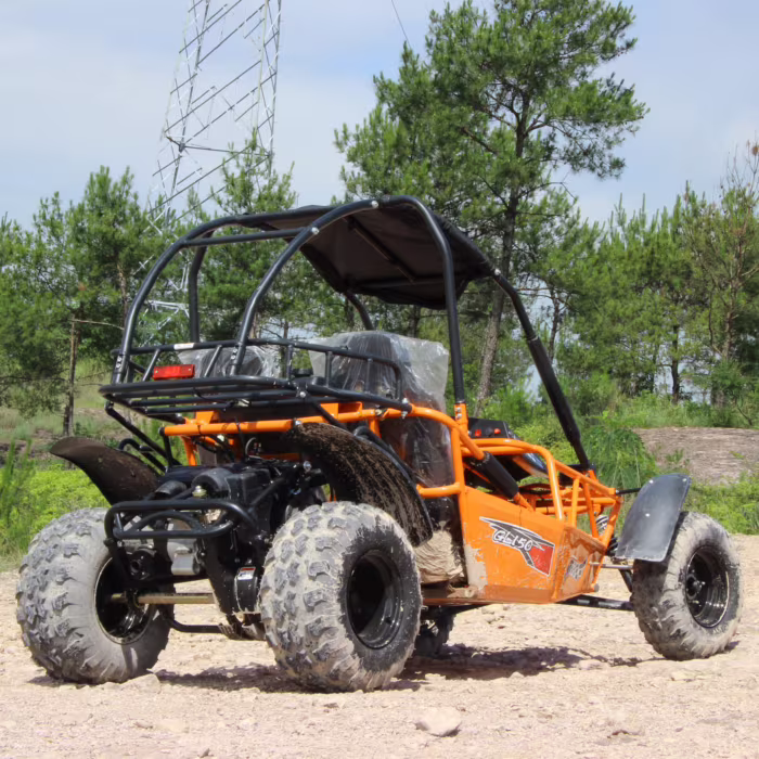 Buggy todoterreno naranja en terreno de tierra.