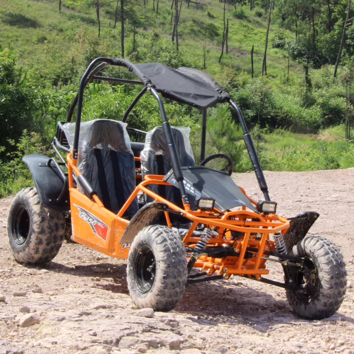 Buggy todoterreno naranja con jaula antivuelco negra