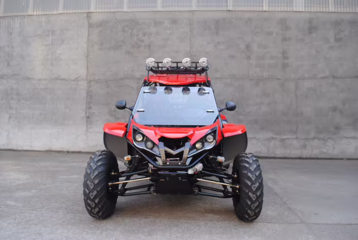 Vista frontal de un buggy todoterreno rojo.