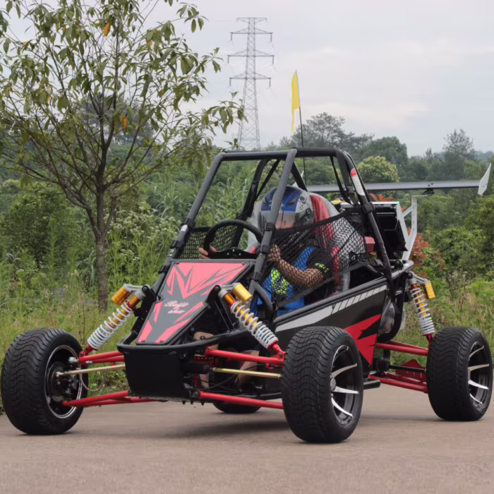 Buggy todoterreno con conductor con casco.