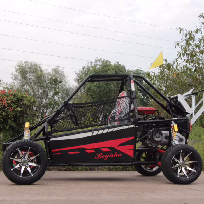 Kart todoterreno negro y rojo con jaula antivuelco