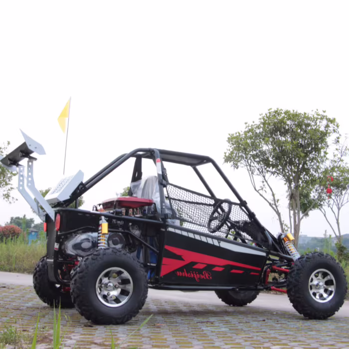Buggy todoterreno negro y rojo con jaula antivuelco