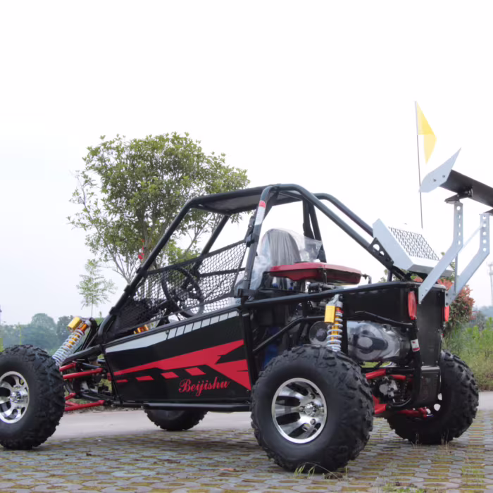 Buggy todoterreno negro y rojo con jaula antivuelco