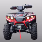 Vista frontal de ATV vermelho e preto com faróis acesos