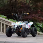 ATV eléctrico infantil colorido al aire libre