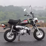 Mini moto clássica com design quadriculado no tanque de combustível.
