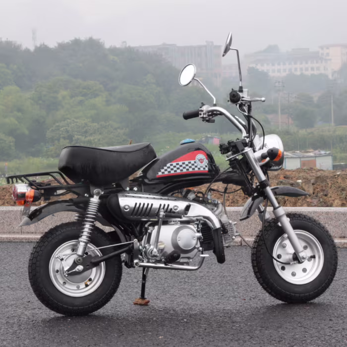 Mini moto clássica com design quadriculado no tanque de combustível.