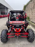 Vista trasera del UTV Cameno rojo y negro con jaula antivuelco