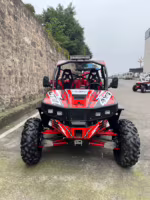UTV todoterreno rojo con jaula antivuelco negra y barra de luces LED.