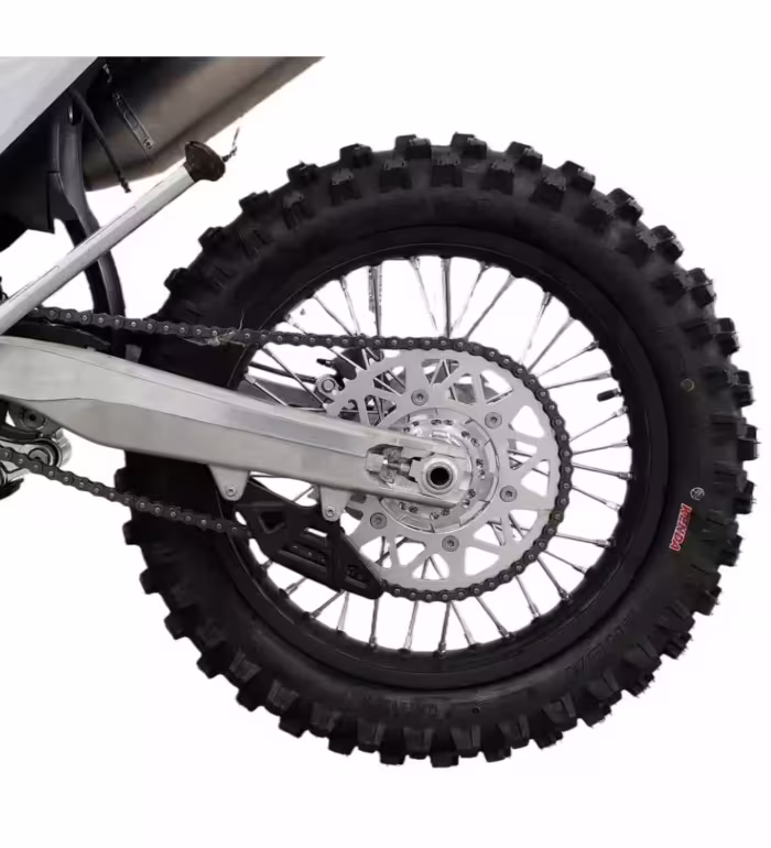 Roda traseira de motocross com corrente e pinhão