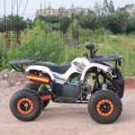 Quadriciclo ATV branco e laranja de 125cc em terreno de terra.