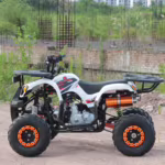 Quadriciclo elétrico ATV branco e preto com rodas laranjas