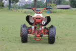 Vista traseira de um quadriciclo ATV laranja e branco