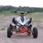 Quadriciclo esportivo vermelho e branco, vista frontal.