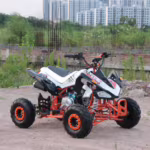 Quadriciclo esportivo ATV branco e laranja