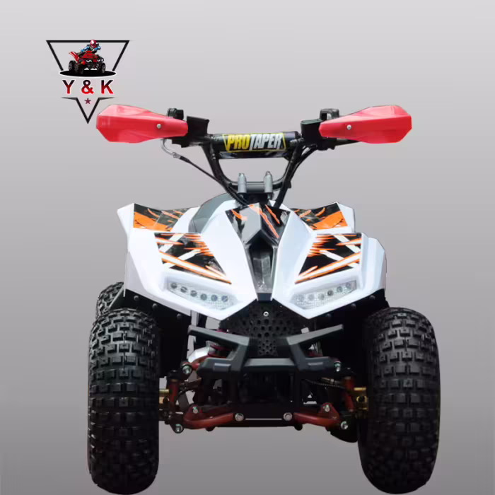 ATV blanco con gráficos naranjas vista frontal