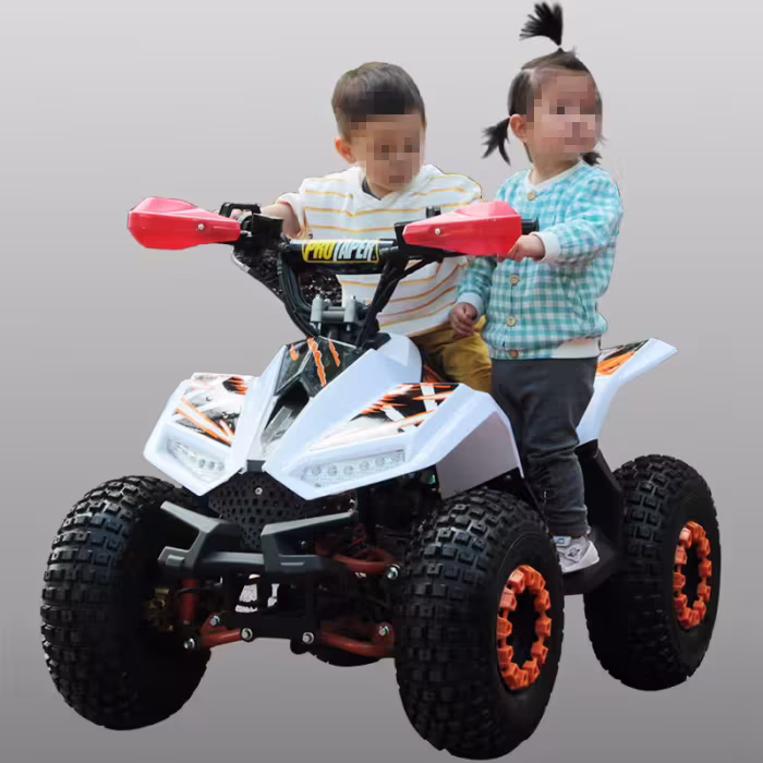 Dos niños montando un quad eléctrico infantil blanco.