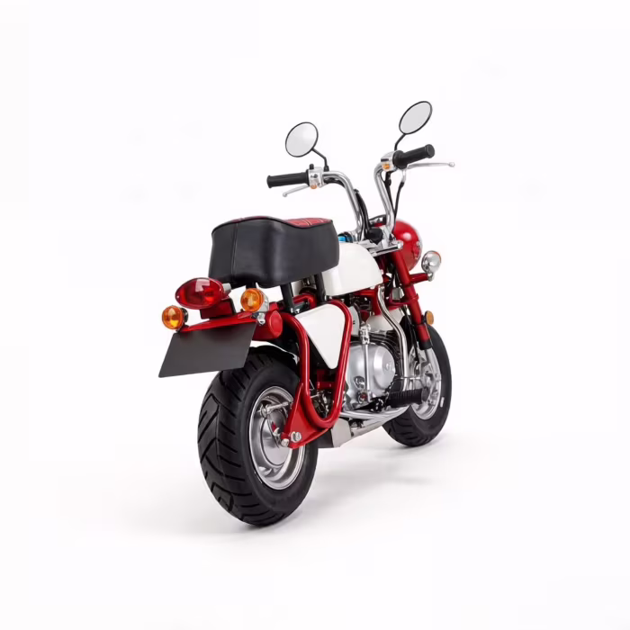 Vista trasera de tres cuartos de una minimoto roja y blanca.