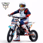 Piloto em moto de trilha laranja e branca com equipamento completo