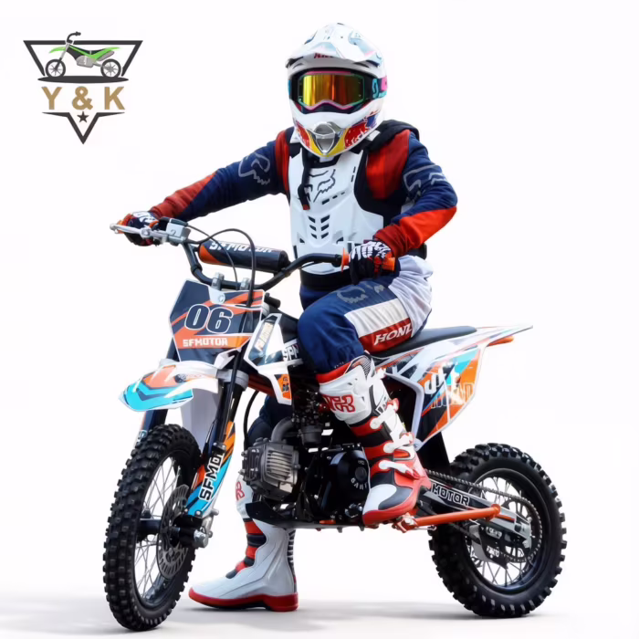 Piloto en moto de cross naranja y blanca con equipo completo.
