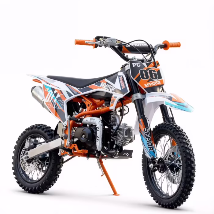 Moto de cross infantil naranja y blanca con el número 06.