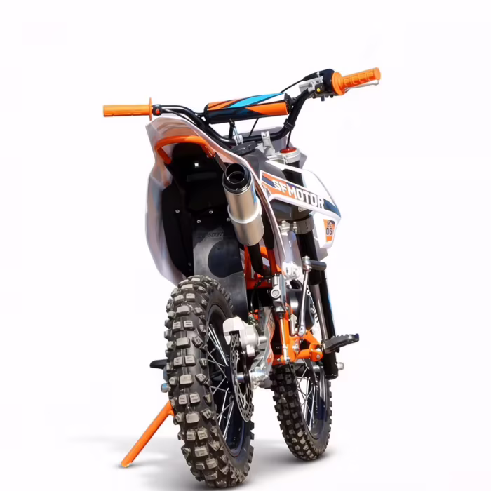 Vista trasera de una moto de cross infantil con manillar naranja.