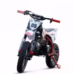 Moto de cross juvenil blanca y roja con el número 05.